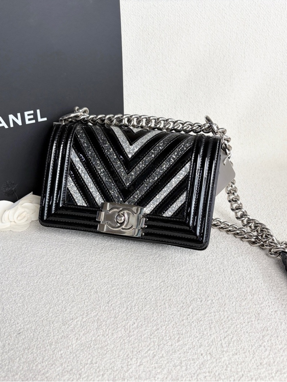 Chanel | Leboy Small Sequin Patent Chevron Black Silver | Excellent Condition - Picture 4 of 7